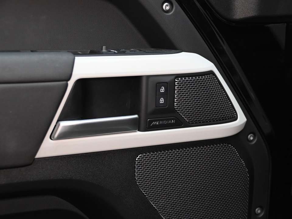 2024 Land Rover Defender P300/AIR SUPENSION/COLD CLIMATE PACK/BLACK PACK thumb 12