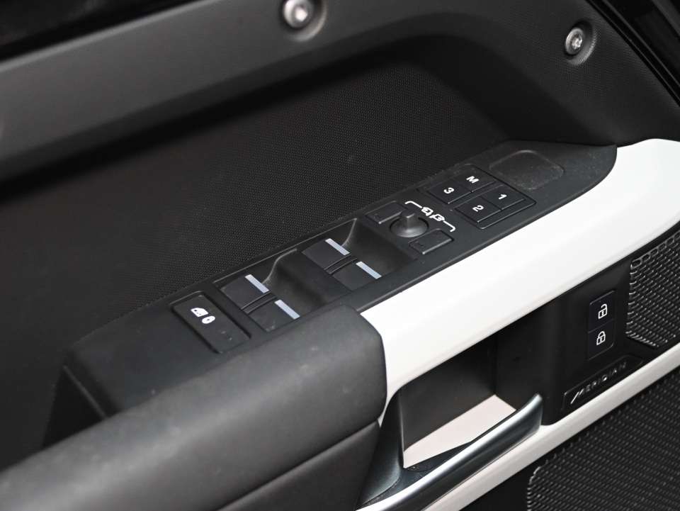 2024 Land Rover Defender P300/AIR SUPENSION/COLD CLIMATE PACK/BLACK PACK thumb 11