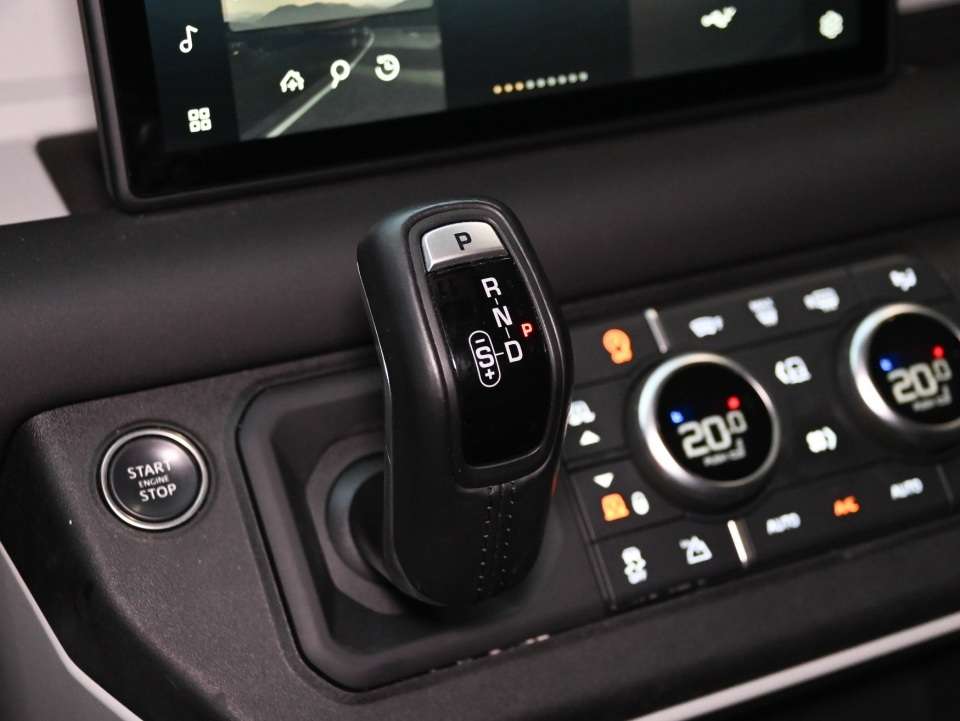 2024 Land Rover Defender P300/AIR SUPENSION/COLD CLIMATE PACK/BLACK PACK thumb 24