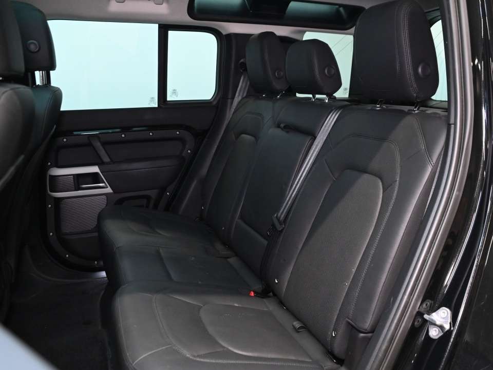 2024 Land Rover Defender P300/AIR SUPENSION/COLD CLIMATE PACK/BLACK PACK alt 4