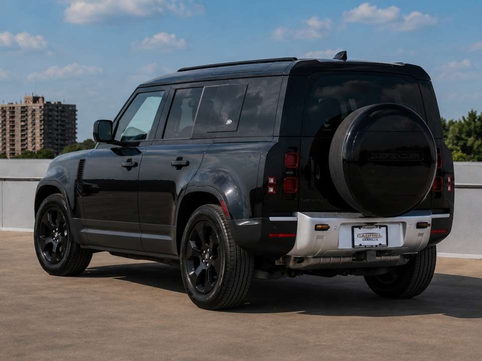 2024 Land Rover Defender P300/AIR SUPENSION/COLD CLIMATE PACK/BLACK PACK alt 2