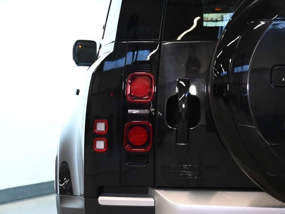 2024 Land Rover Defender P300/AIR SUPENSION/COLD CLIMATE PACK/BLACK PACK thumb 28