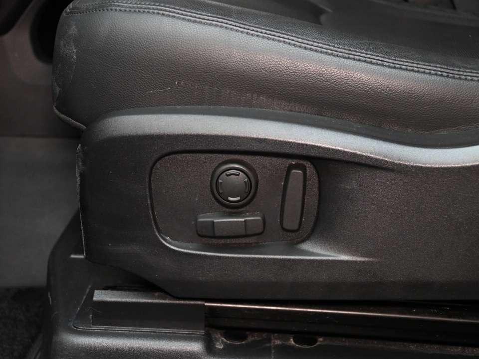 2024 Land Rover Defender P300/AIR SUPENSION/COLD CLIMATE PACK/BLACK PACK thumb 10