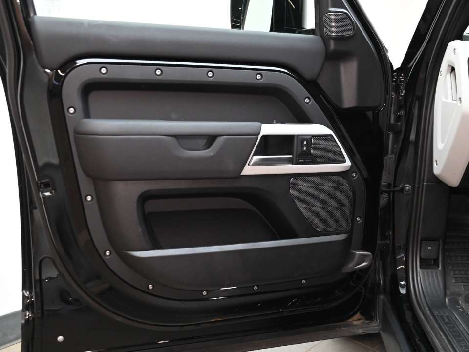 2024 Land Rover Defender P300/AIR SUPENSION/COLD CLIMATE PACK/BLACK PACK thumb 9
