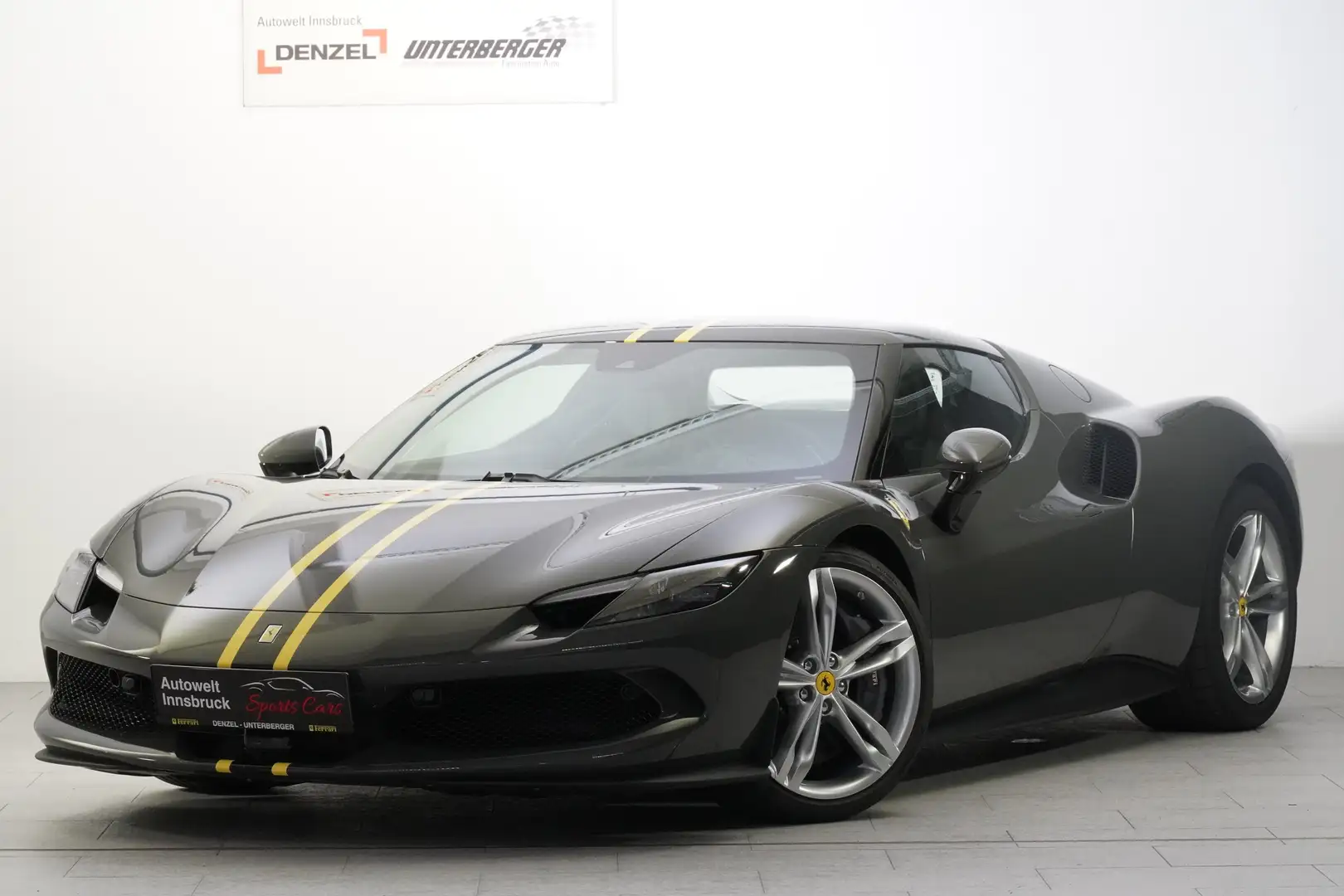 Ferrari 296 GTB Šedá - 2