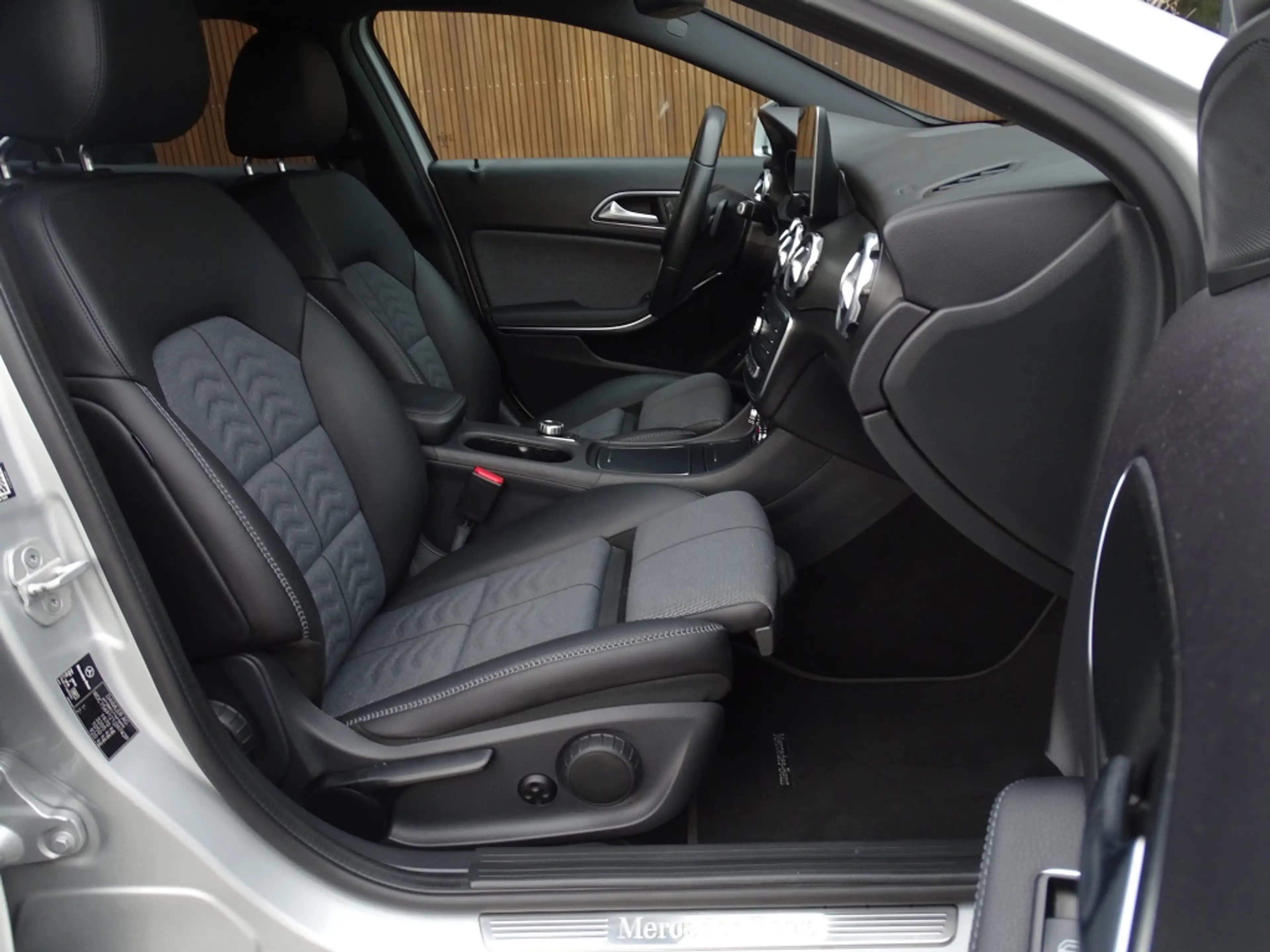 Mercedes-Benz GLA 180 180D 109PK automaat / LED / Apple CarPlay / *NAP* — photo 14