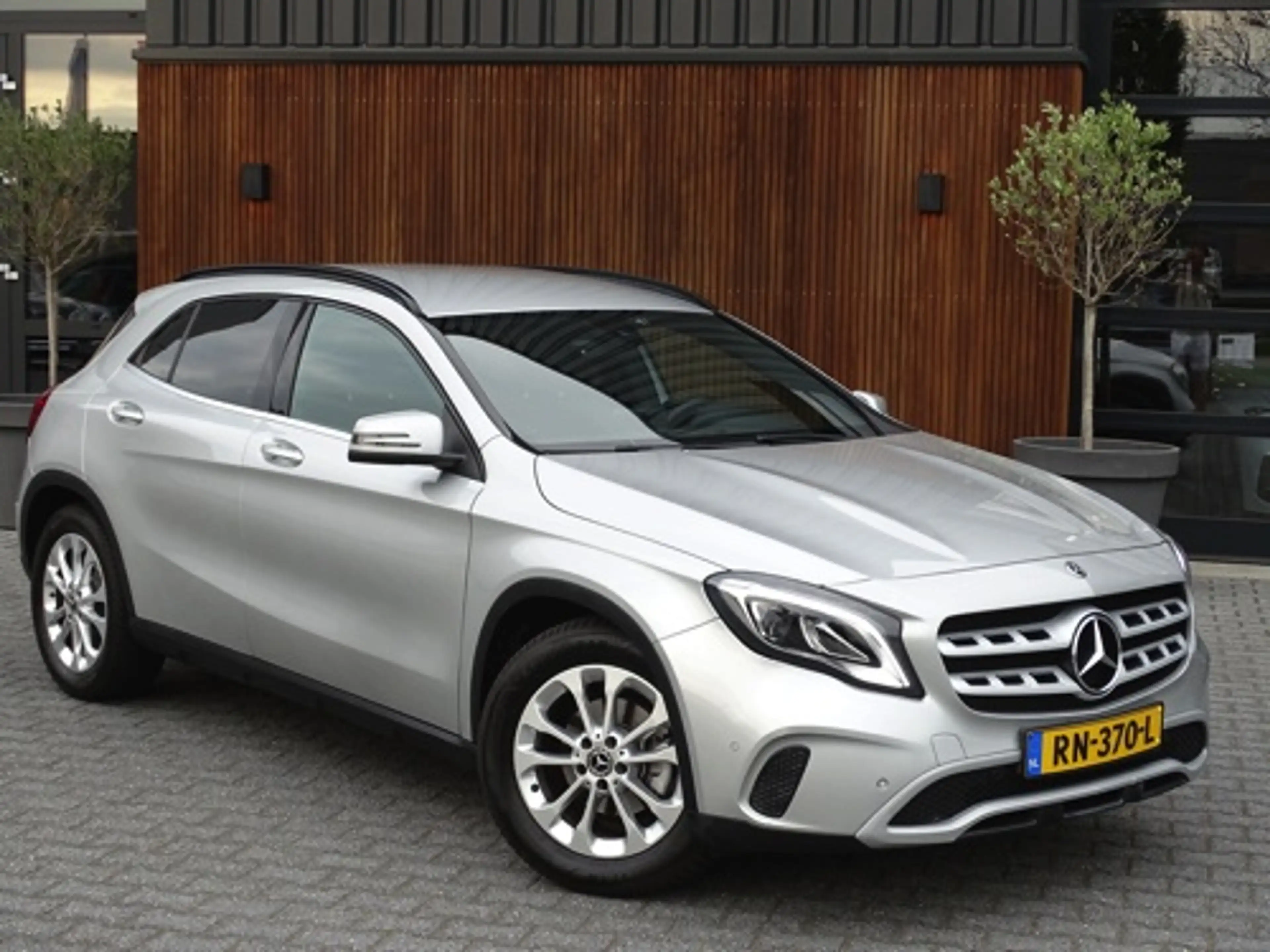 Mercedes-Benz GLA 180 180D 109PK automaat / LED / Apple CarPlay / *NAP* — photo 2