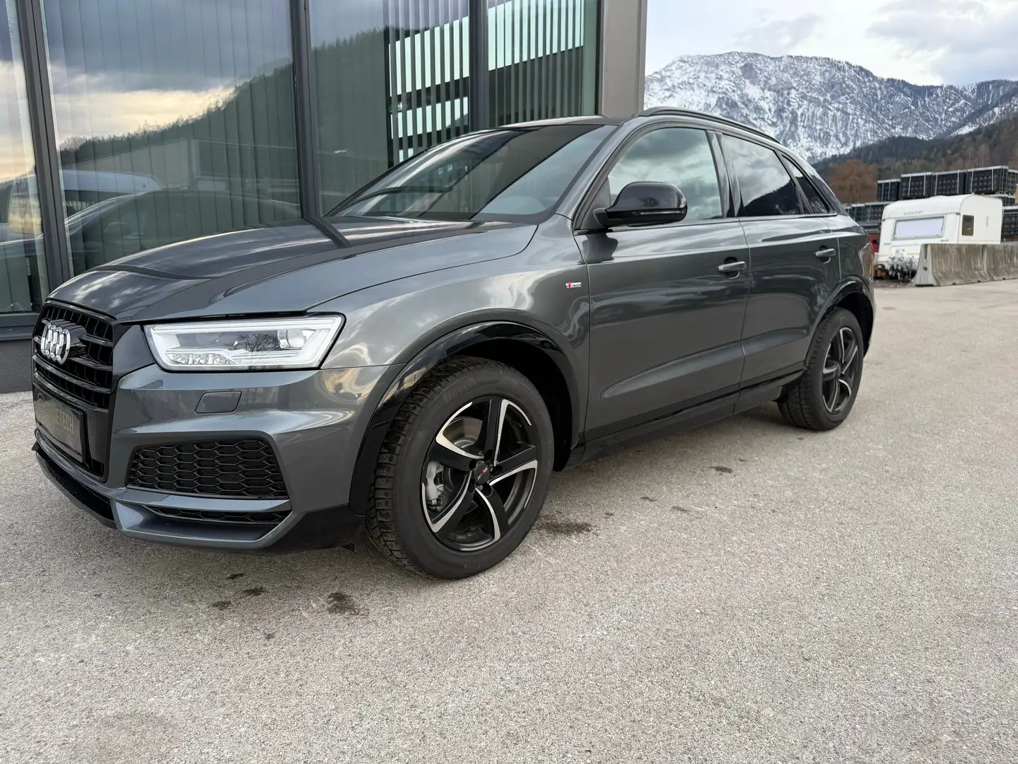 Audi Q3 Sport 1,4 TSI Grau - 2