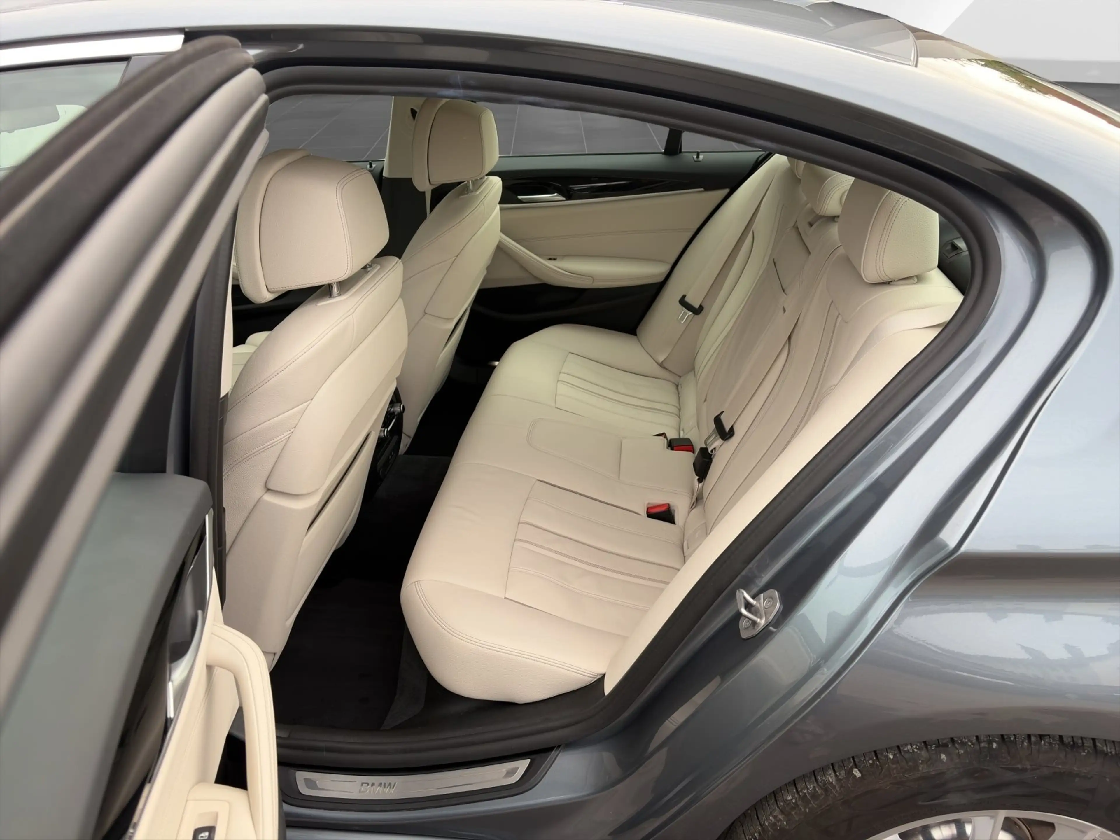 BMW 530 e Limousine — photo 13