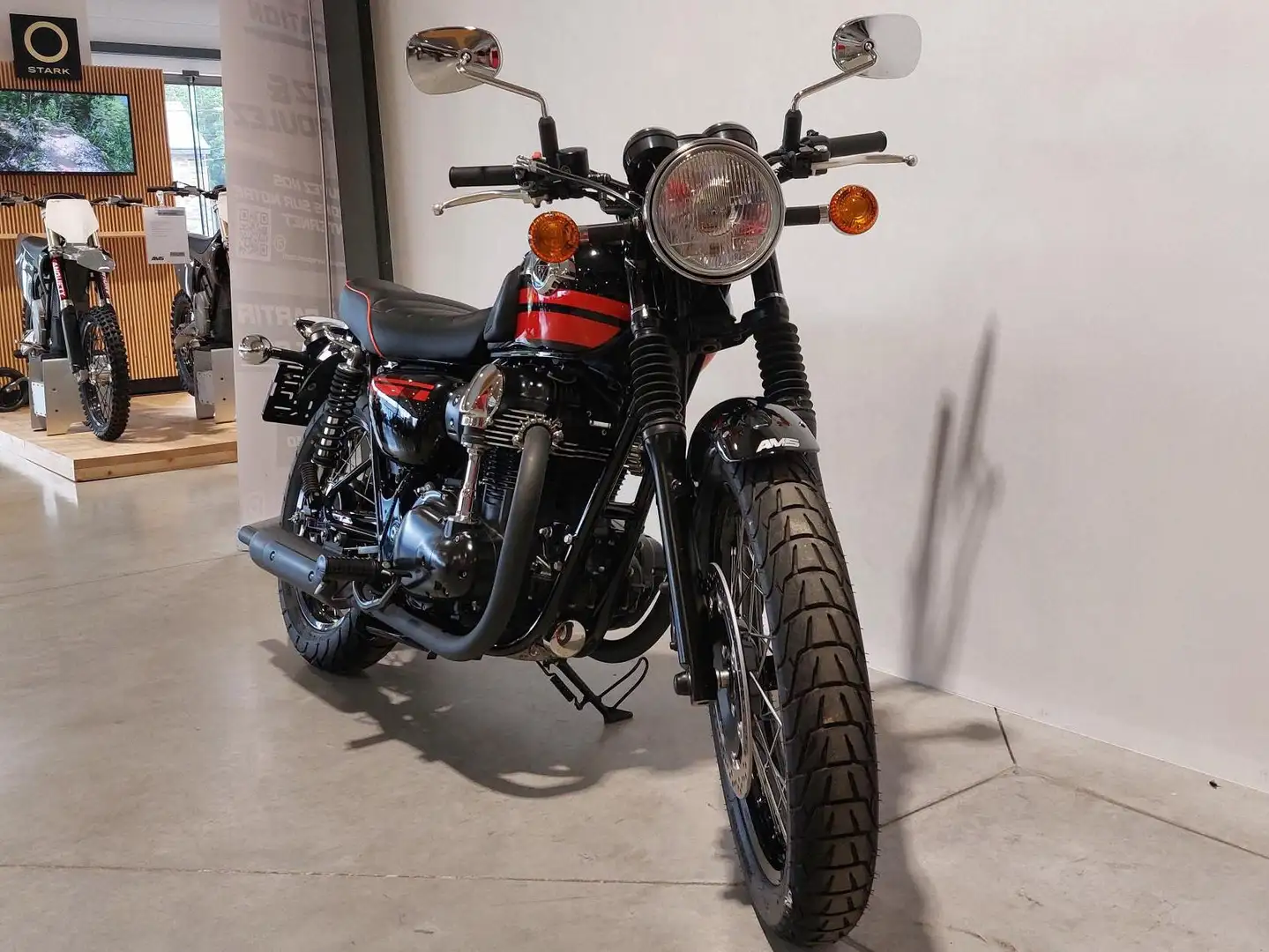 Kawasaki W 800 crna - 2