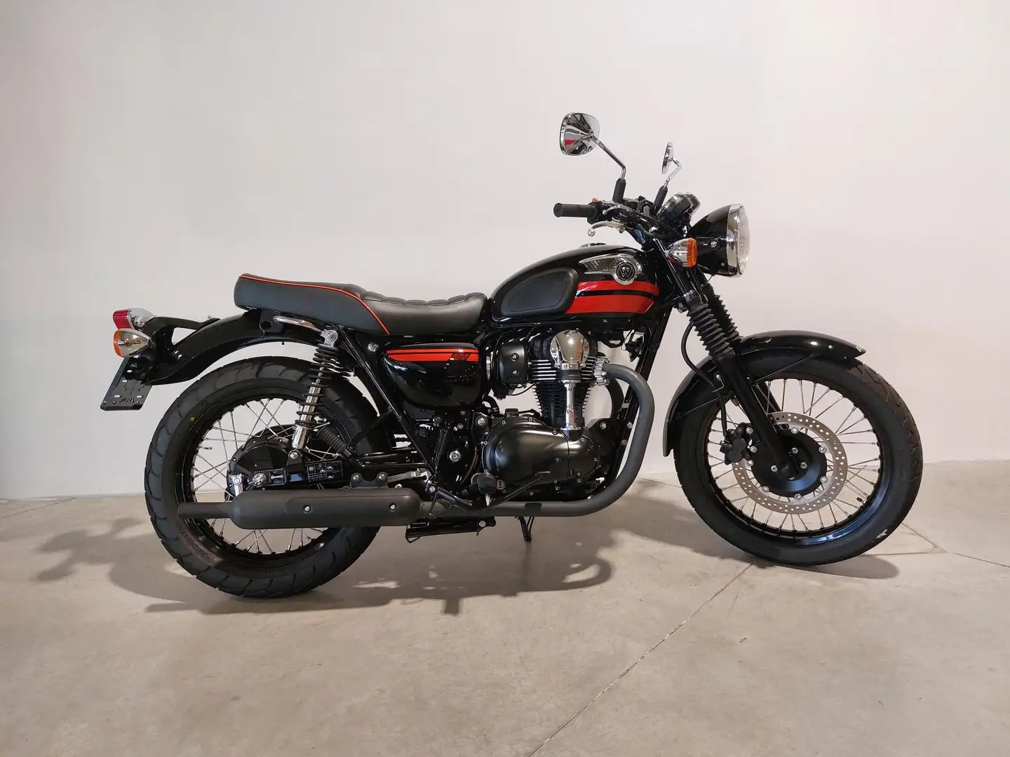 Kawasaki W 800 crna - 1
