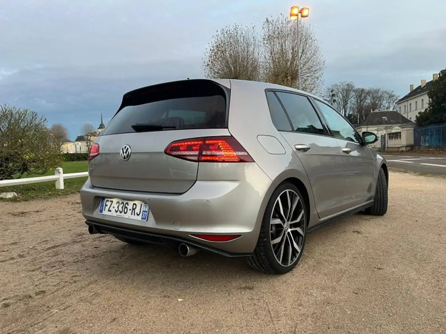 Volkswagen Golf 2.0 TSI 230ch BlueMotion Technology GTI Performanc Gris - 2