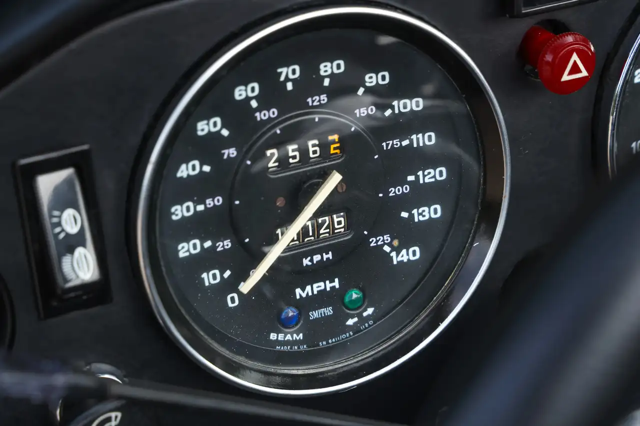 Triumph TR6 Overdrive "In Magenta" "In Magenta" - AI says": ps, foto 12