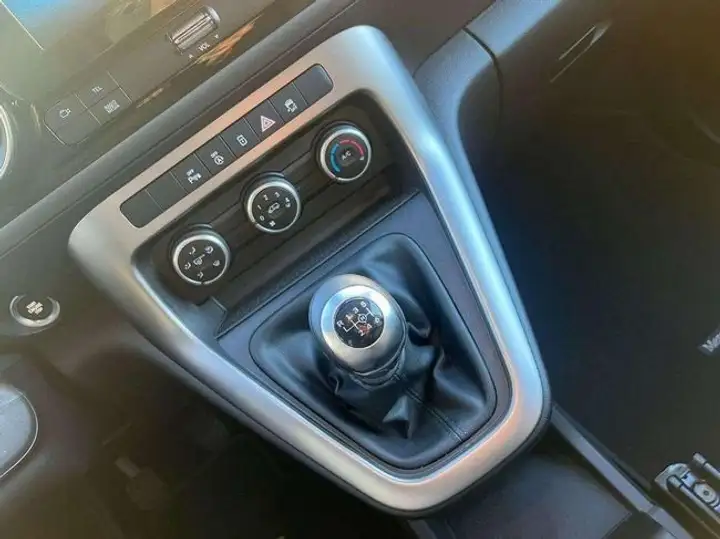 Mercedes-Benz Clase C 2023, foto 14