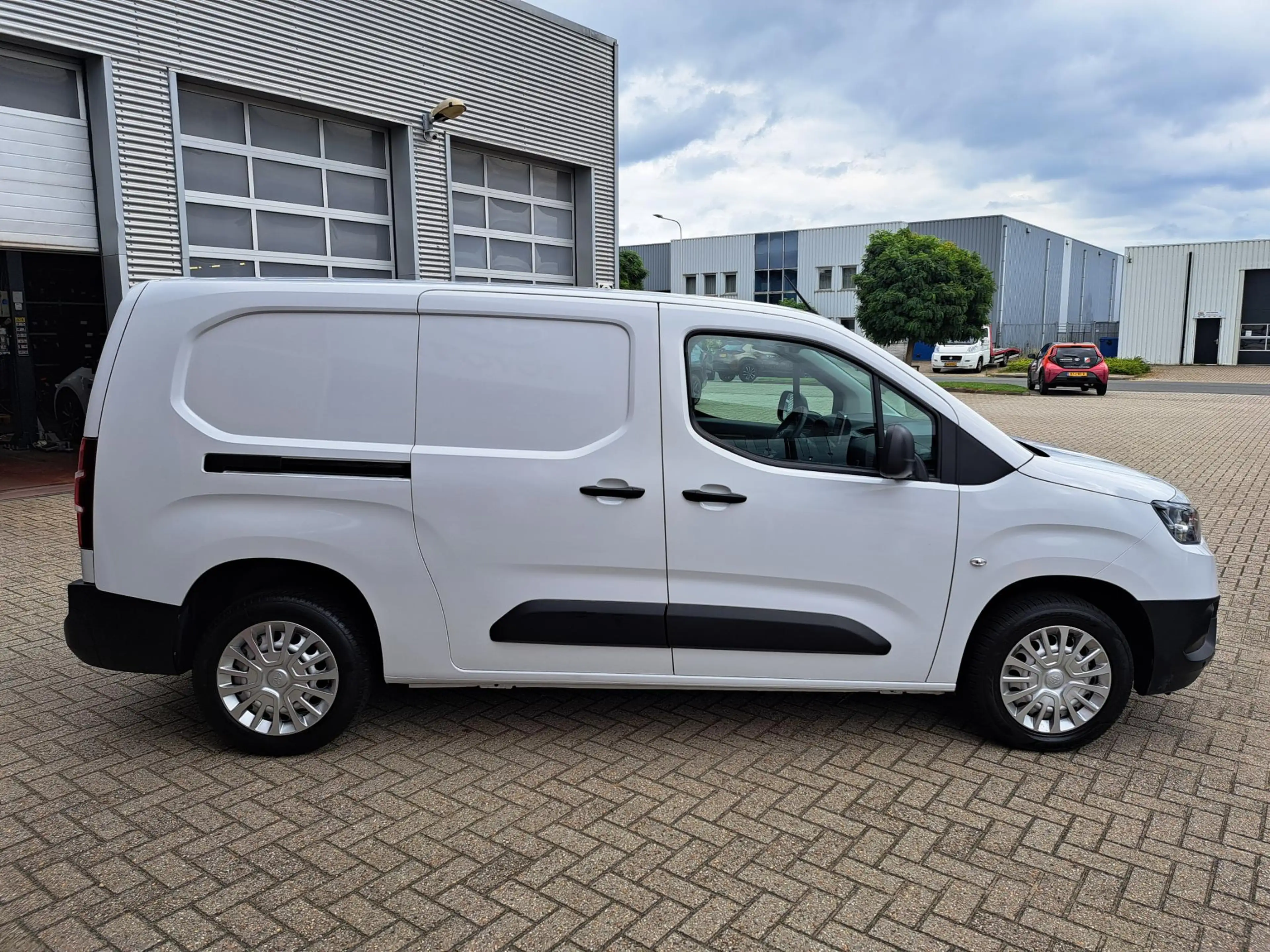 Toyota Proace City 1.5 D-4D COOL L2 3-PERS AIRCO CRUISE BETIMMERD P-S — photo 3