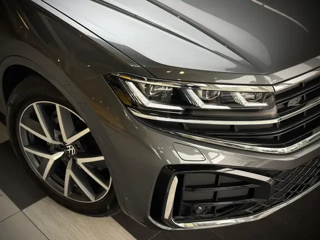 Volkswagen Touareg view 5