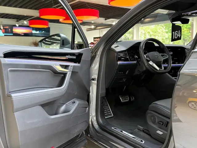 Volkswagen Touareg view 10