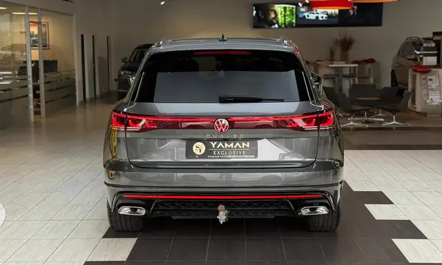 Volkswagen Touareg view 8