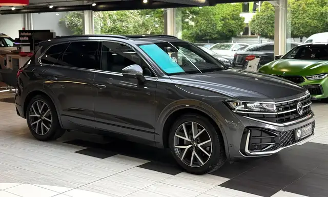 Volkswagen Touareg view 4