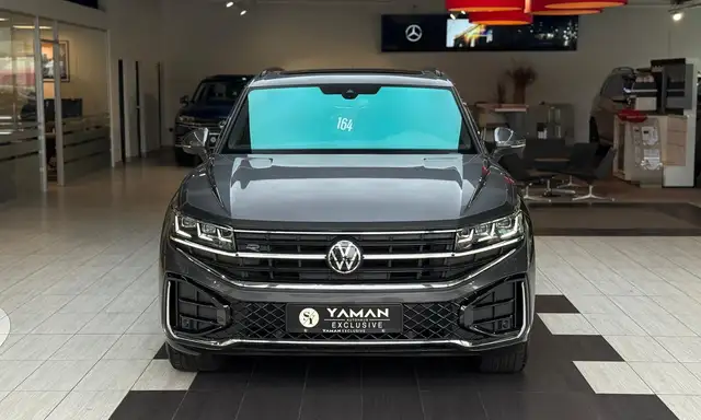 Volkswagen Touareg view 3