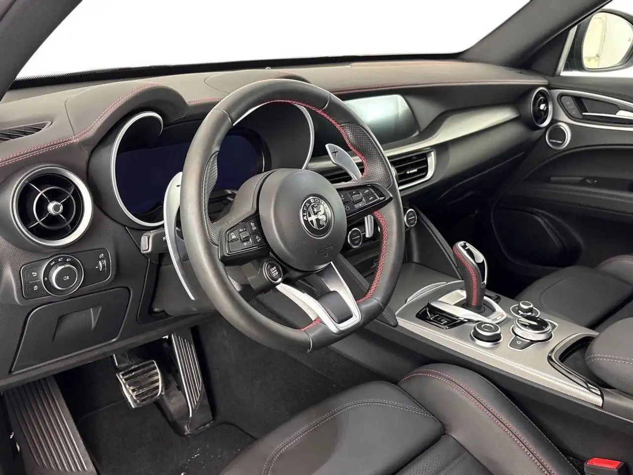 Alfa Romeo Stelvio 2023 — фото 10