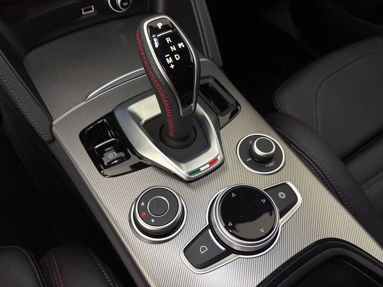 Alfa Romeo Stelvio 2023 — фото 13