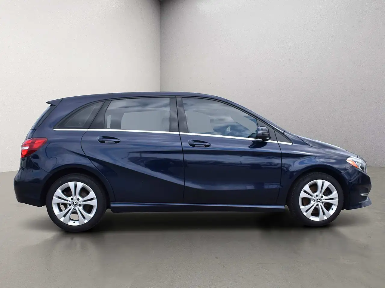 Mercedes-Benz B-Class снимка Mercedes-Benz B-Class