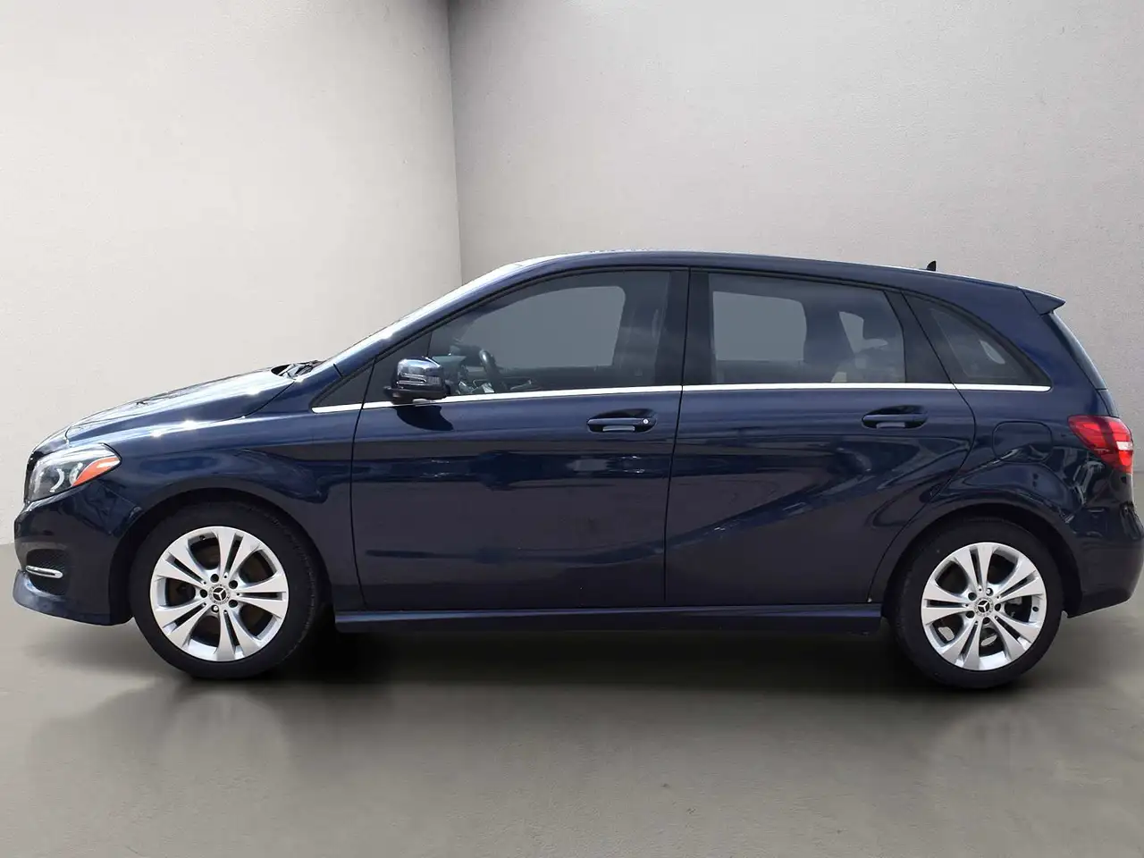 Mercedes-Benz B-Class снимка Mercedes-Benz B-Class