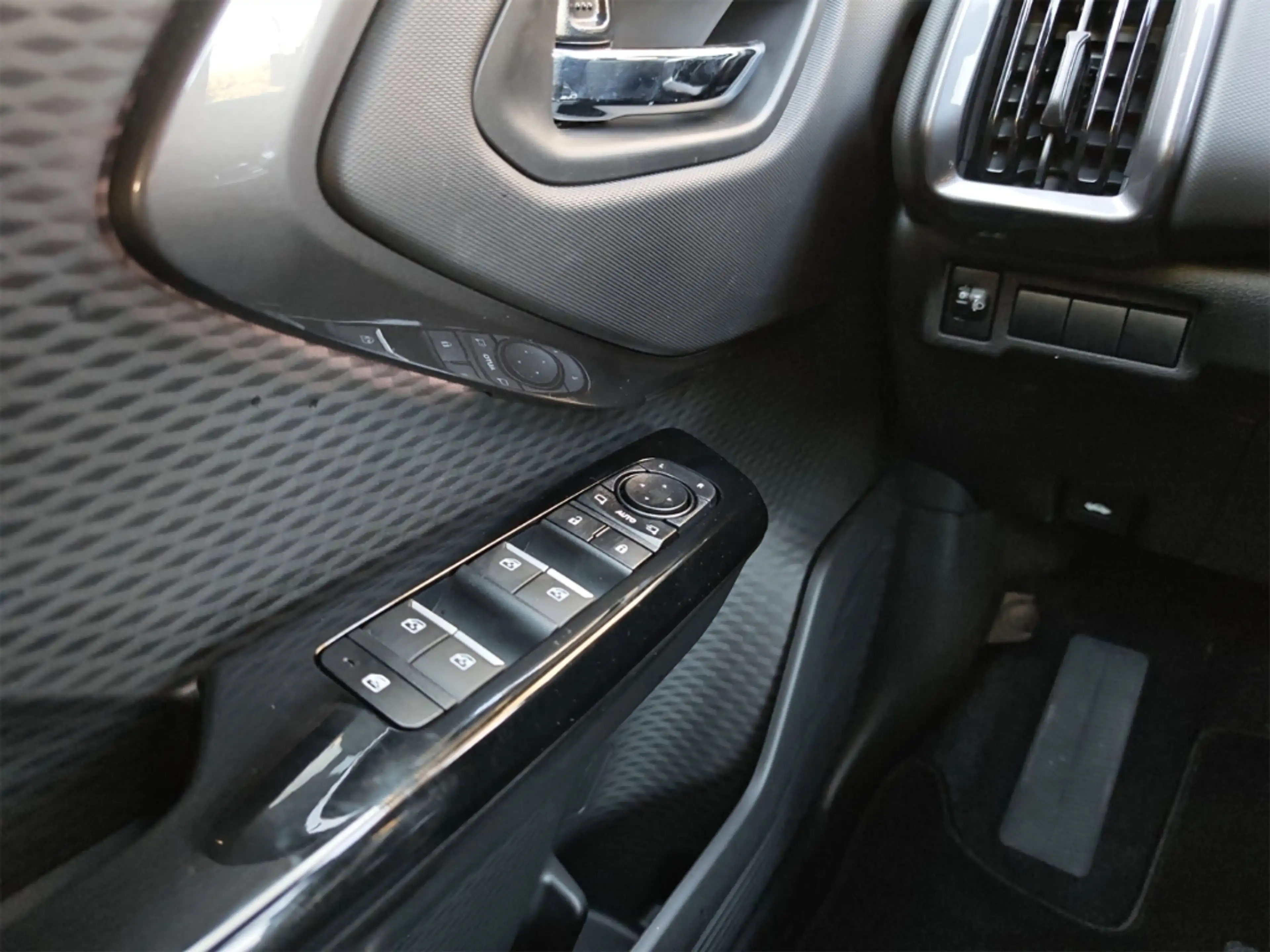 Toyota Urban Cruiser Teamplayer 4x2 61kWh +Sitzheizung +Kamera — photo 10