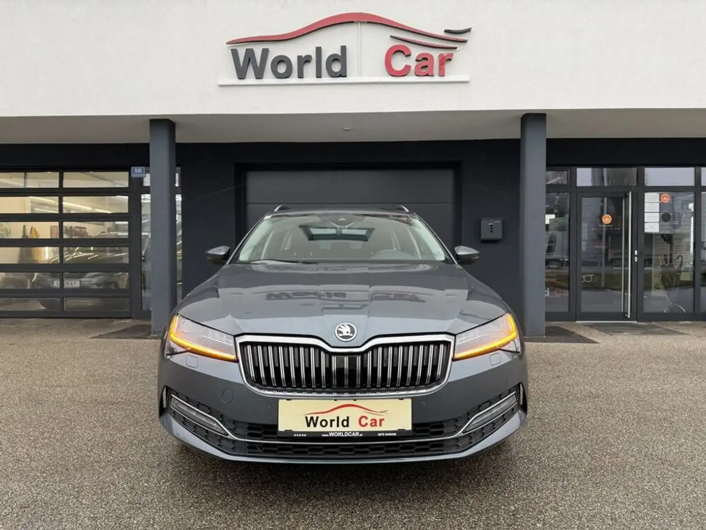 Skoda Superb Kombi 2,0 TDI Style Matrix-Navi-Virtual-RFK Grau - 2