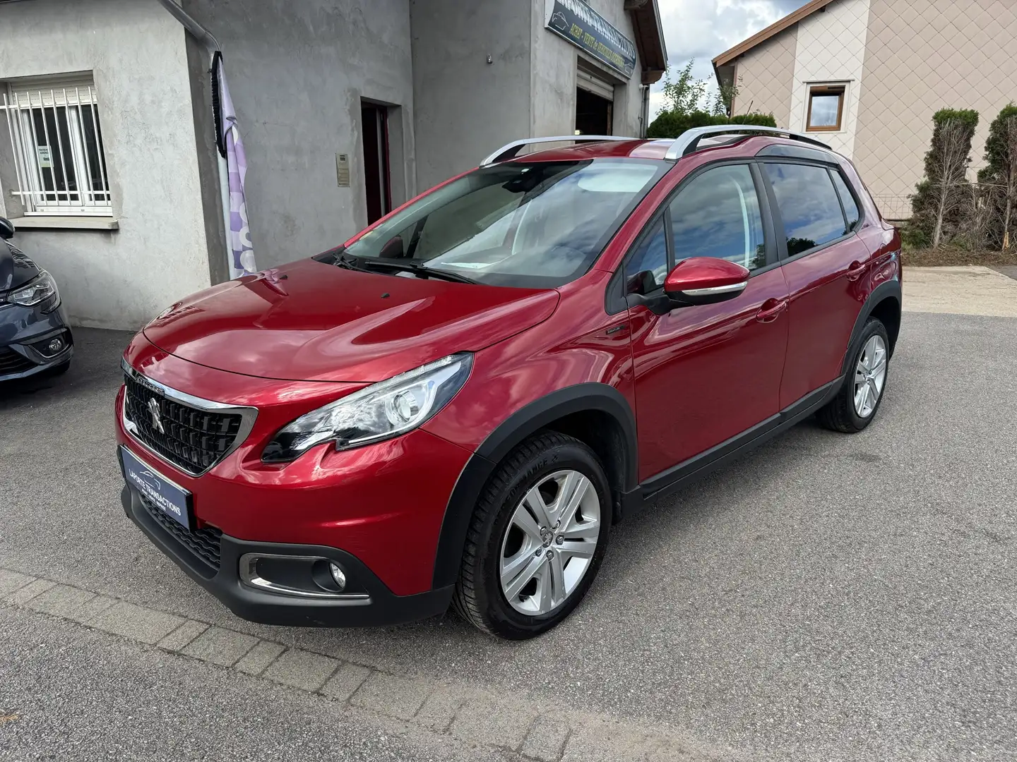 Peugeot 2008 1.5 BLUEHDI 100CH E6.C SIGNATURE S\u0026S BVM5 86G Rojo - 1