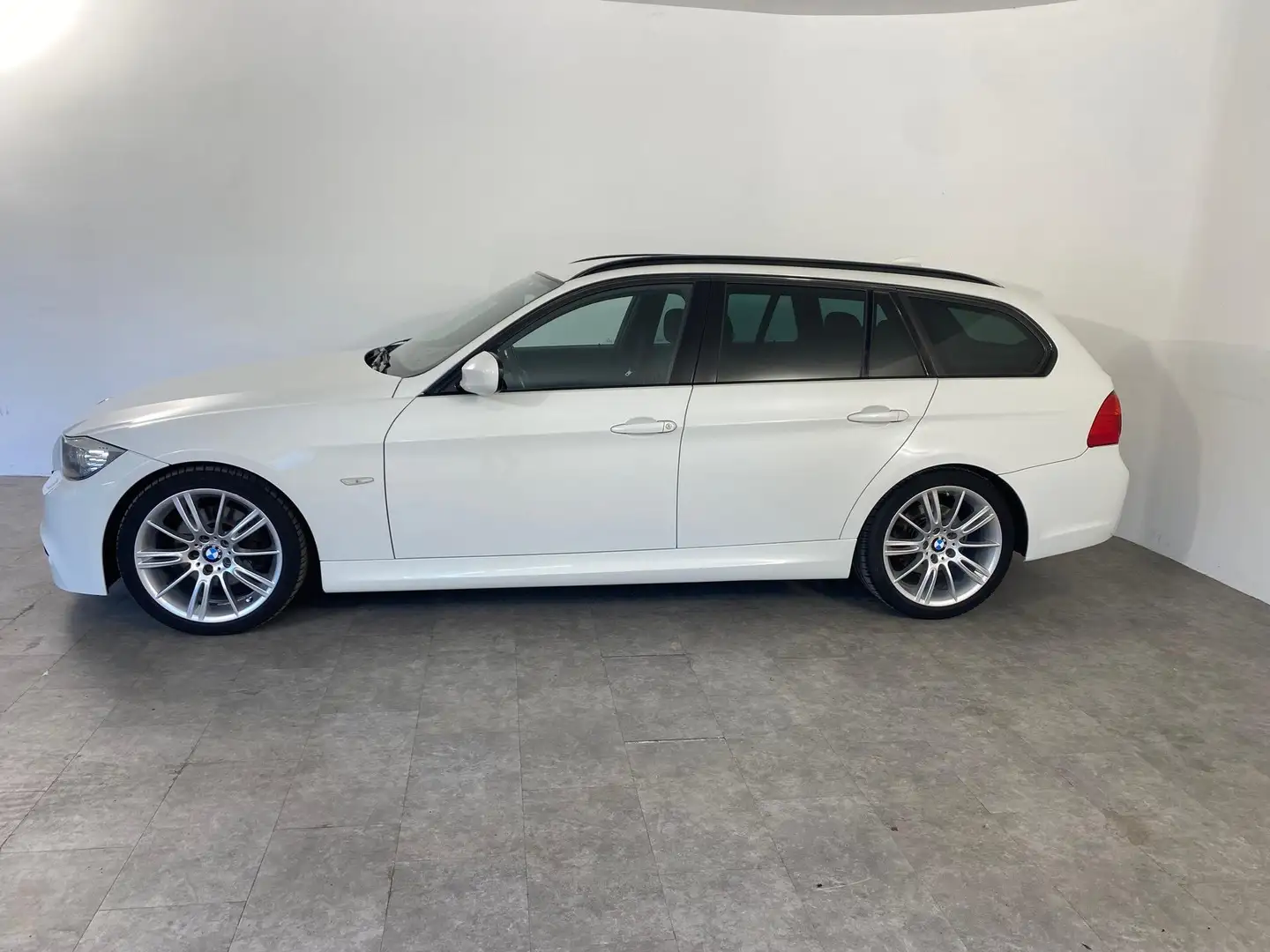 BMW Touring 3er- 318d XENON*NAVI*SITZHEIZUNG Білий - 2