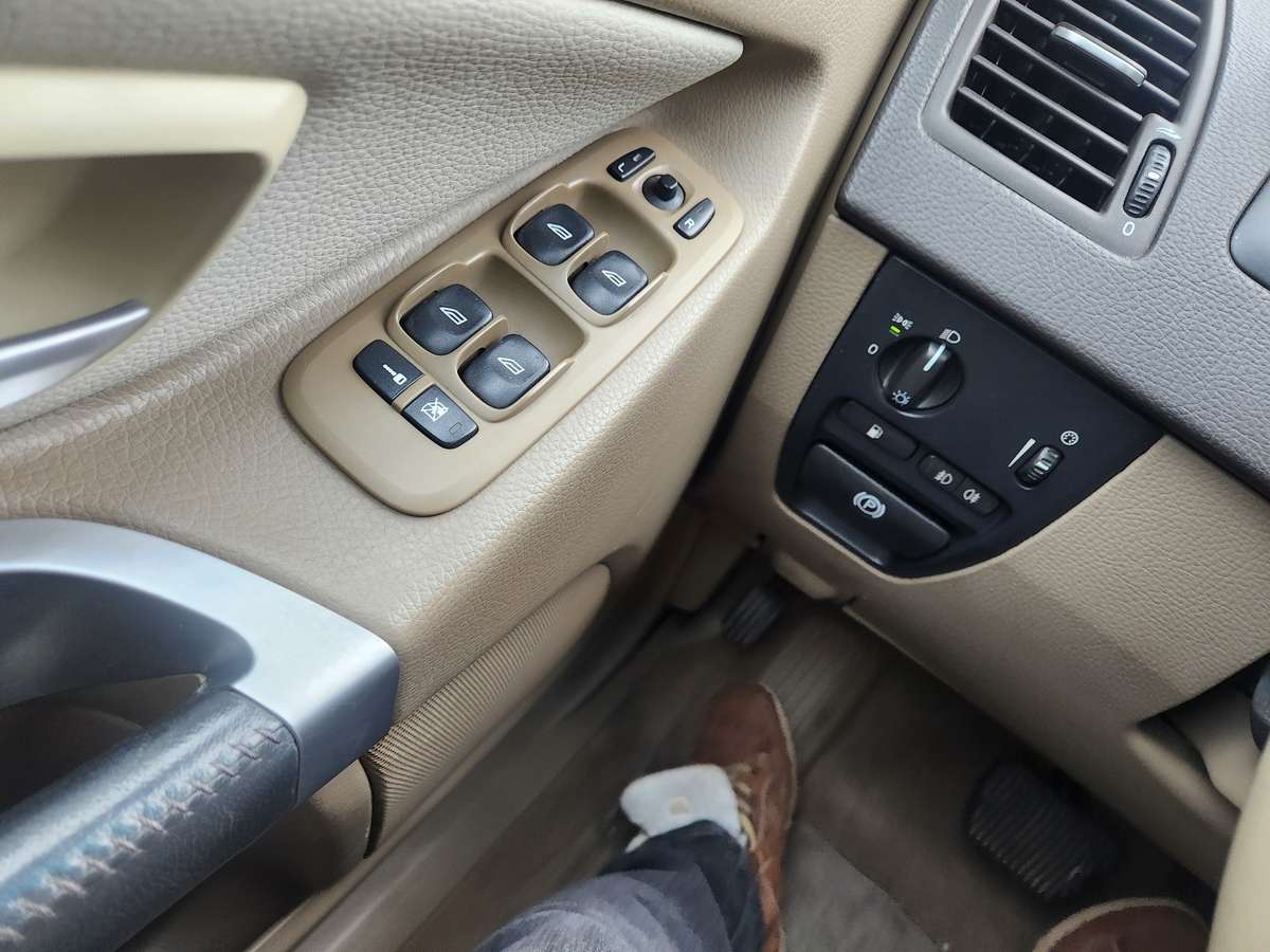 2010 Volvo XC90 R-Design thumb 11