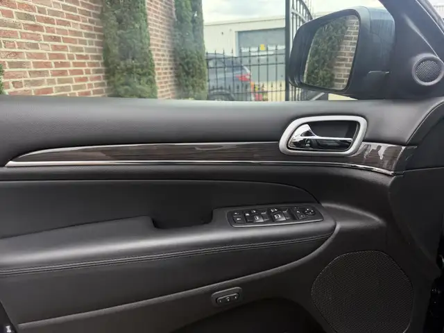 Jeep Grand Cherokee view 13