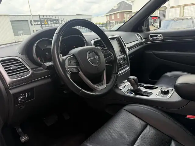 Jeep Grand Cherokee view 2