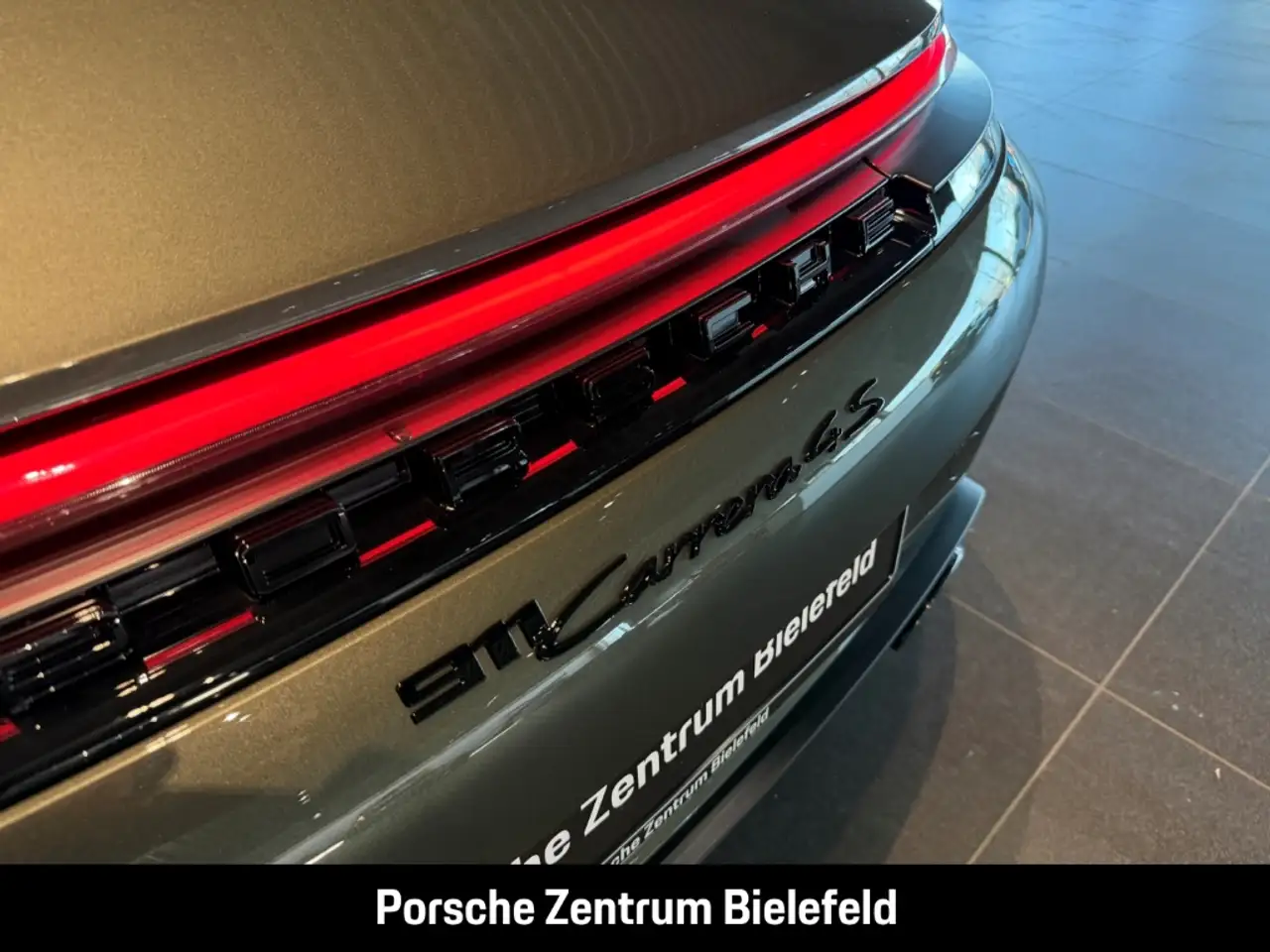 Porsche 992 911 Carrera 4S Liftsystem-VA Sportabgas BOSE 14