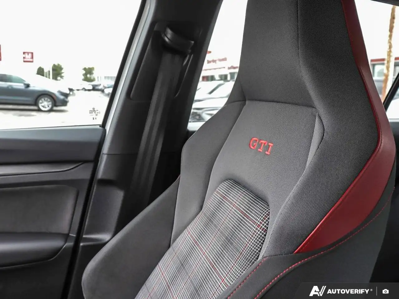 Volkswagen Golf GTI снимка Volkswagen Golf GTI
