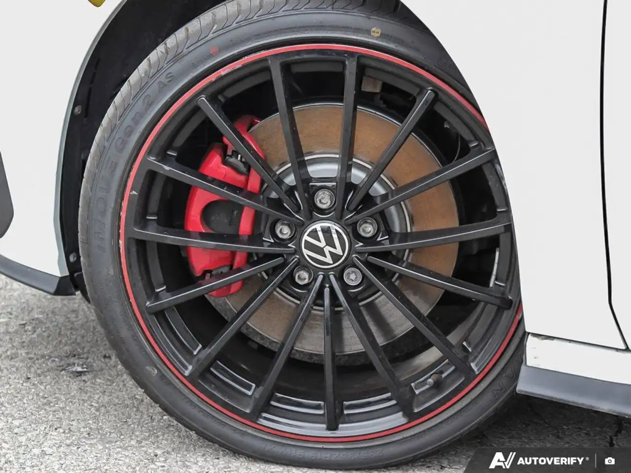 Volkswagen Golf GTI снимка Volkswagen Golf GTI