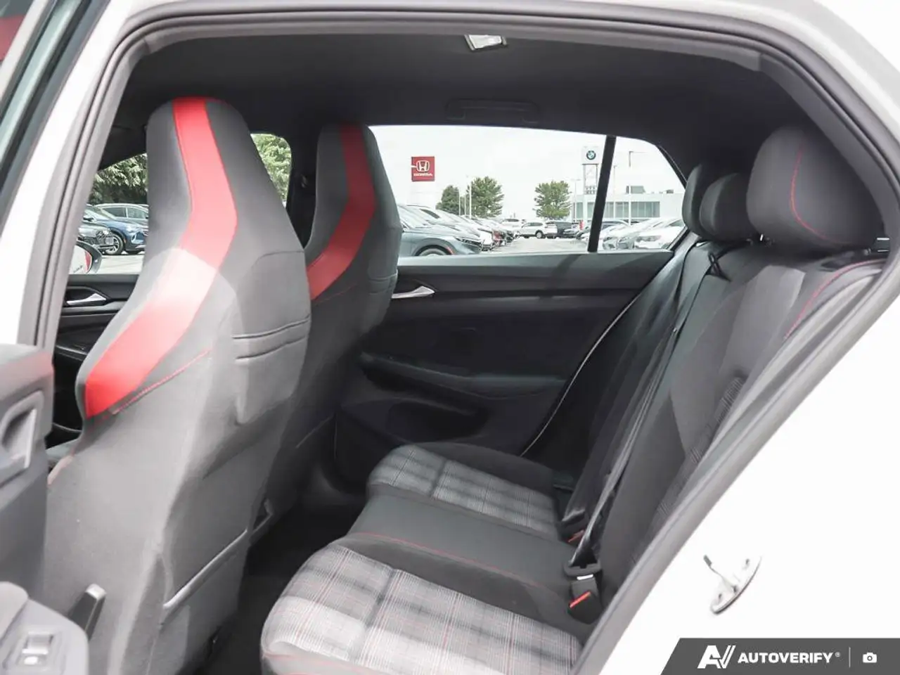 Volkswagen Golf GTI снимка Volkswagen Golf GTI