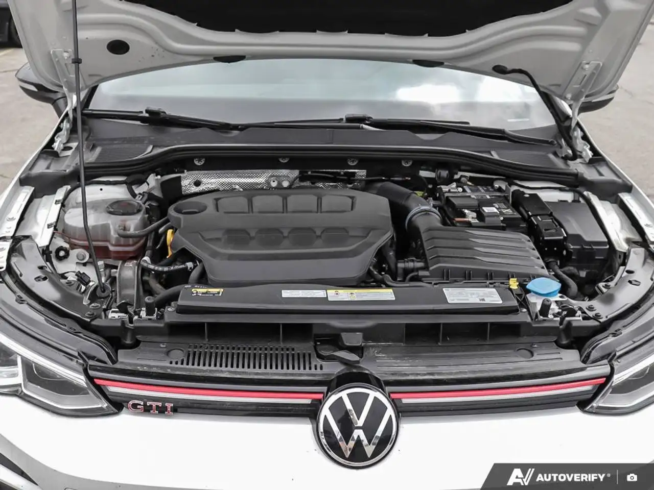 Volkswagen Golf GTI снимка Volkswagen Golf GTI