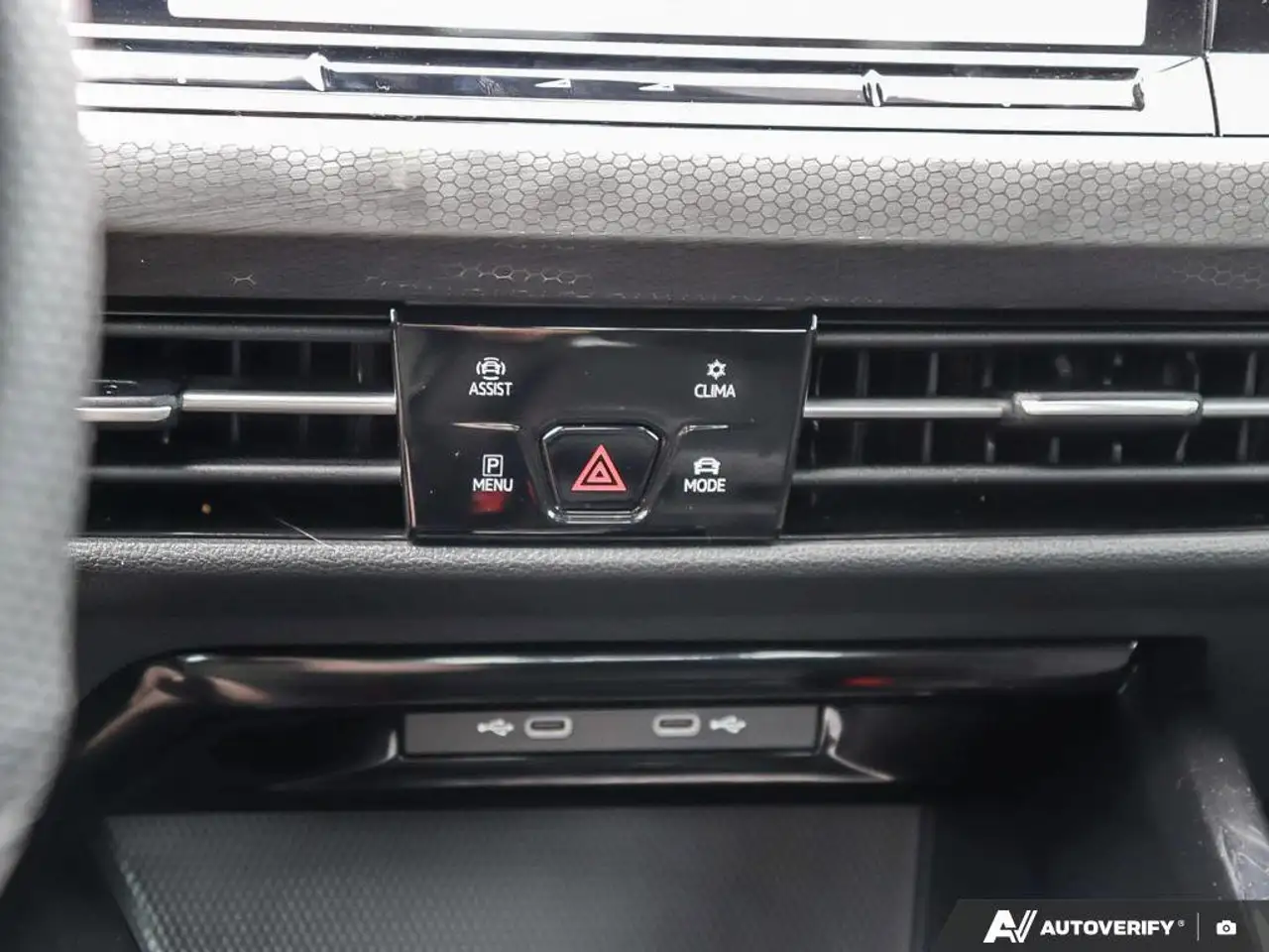 Volkswagen Golf GTI снимка Volkswagen Golf GTI