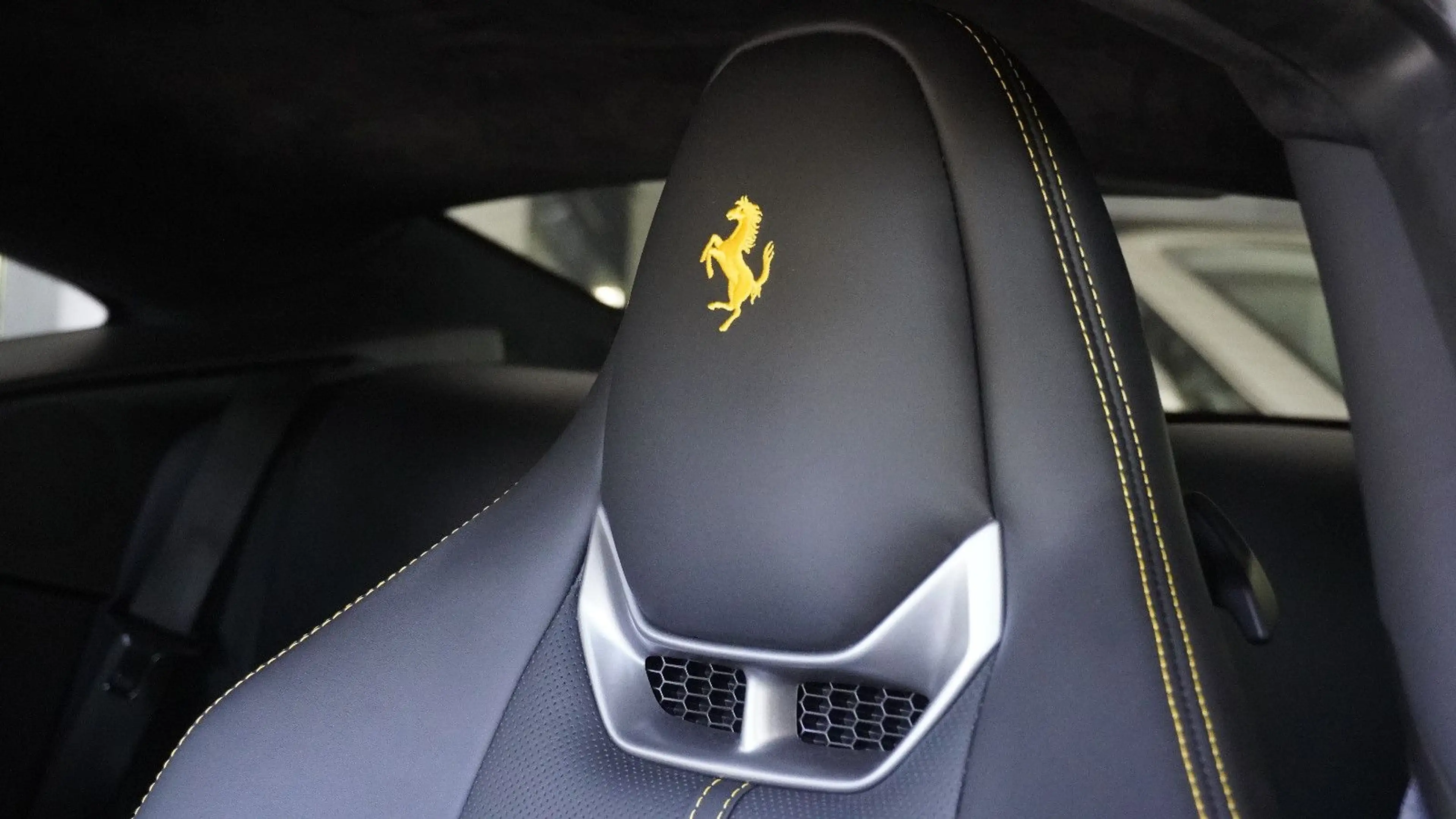 Ferrari Amalfi *Beif.DISPLAY*CARBON+LED*HIFI SOUNDSYSTEM — photo 9