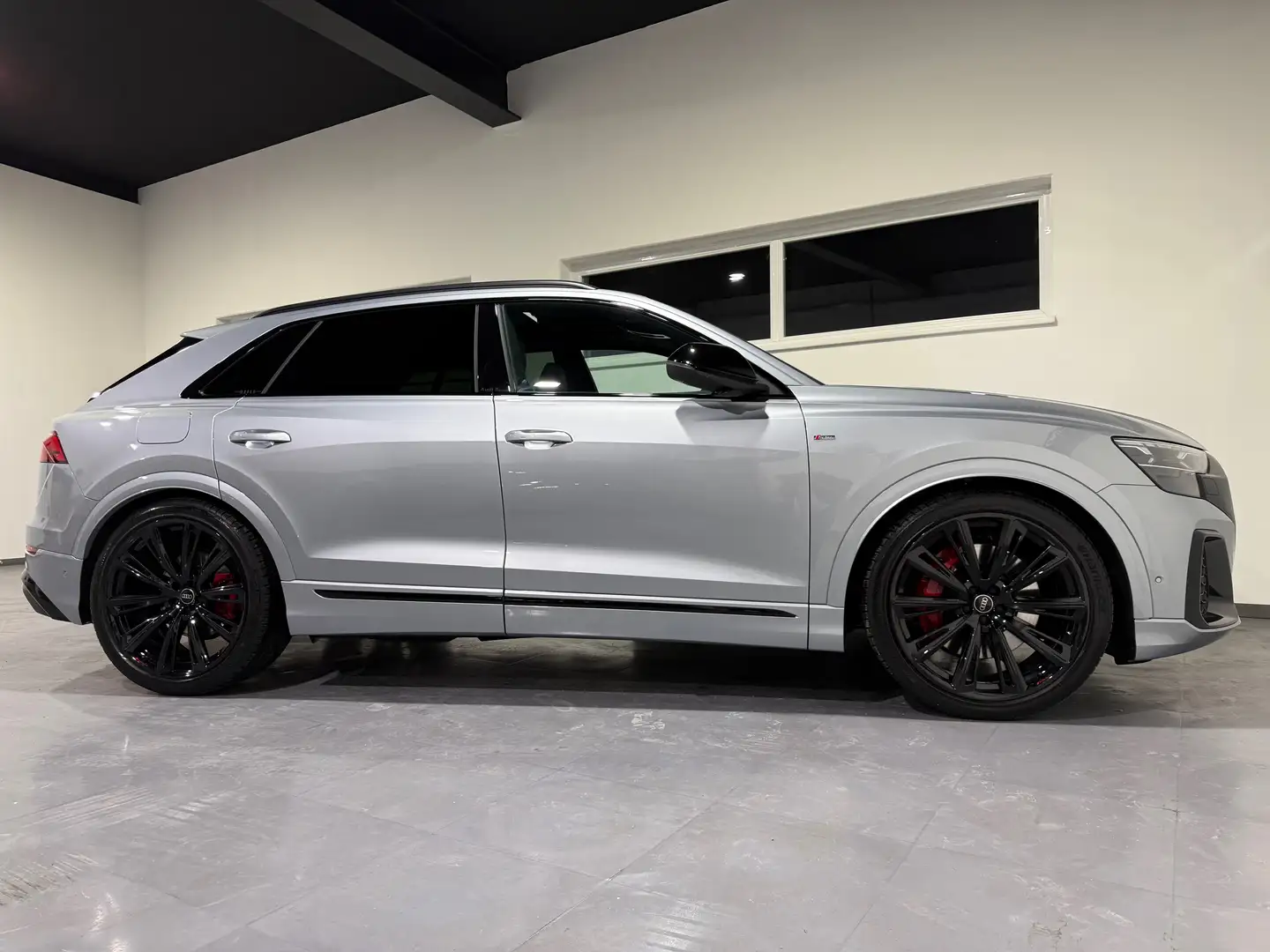 Audi Q8 55 TFSI e quattro "Massage, AHK, Pano, uvm." Gris - 2