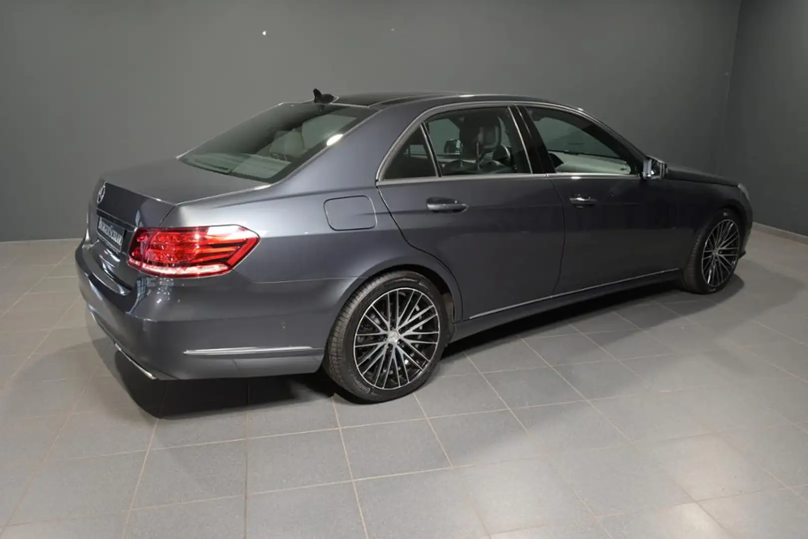 Mercedes-Benz E 350 BlueTEC Limousine AVANTGARDE/AHK/PANO/LED Grau - 2