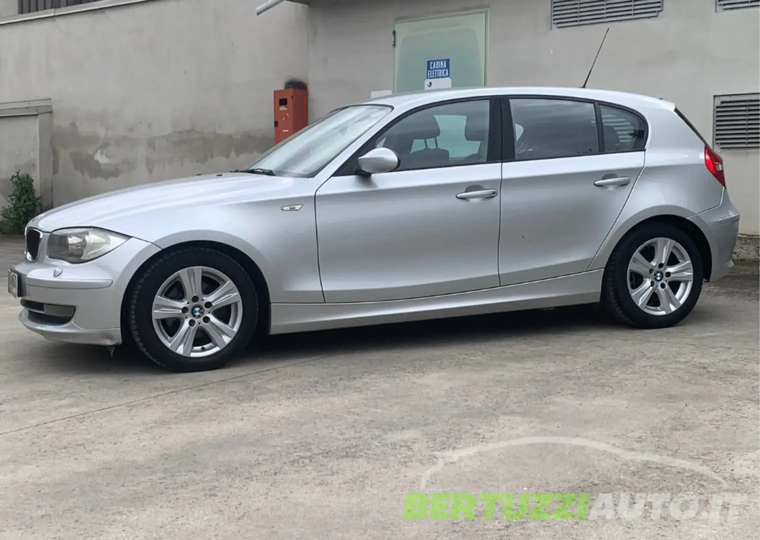 BMW 118 Serie 1 Futura 118d 5p 2.0 143cv DPF Silber - 2