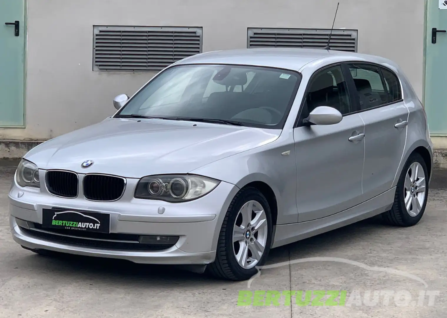 BMW 118 Serie 1 Futura 118d 5p 2.0 143cv DPF Silber - 1
