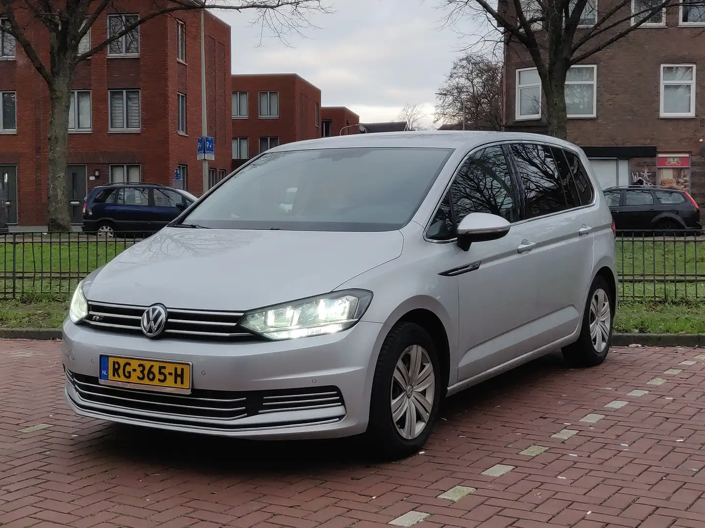 Volkswagen Touran 1.2 TSI R-LINE 7p Grijs - 1