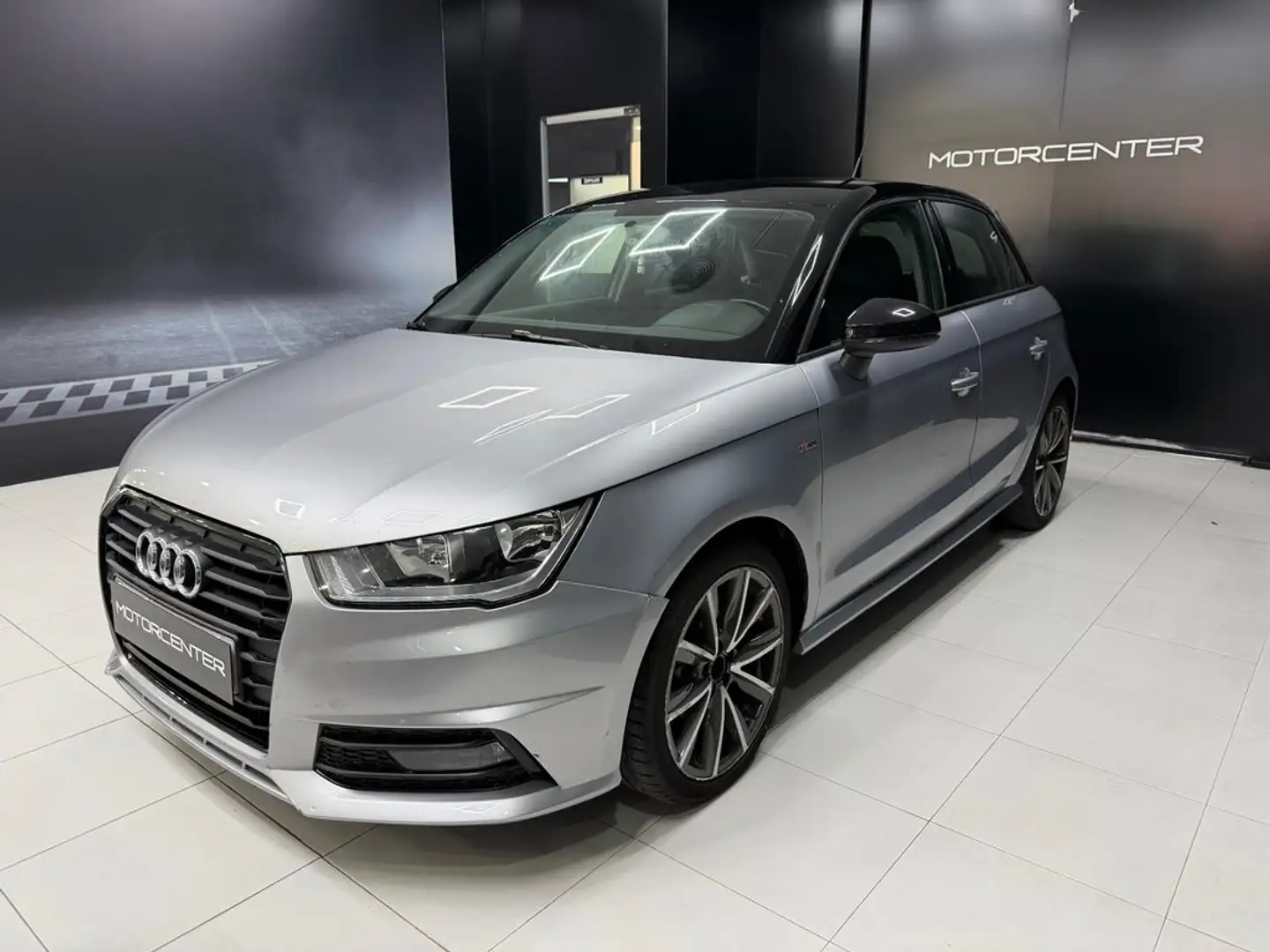 Audi A1 Sportback 1.0 TFSI 95CV Adrenalin Gris - 2