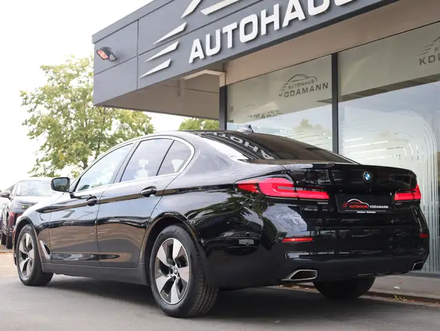 BMW 5 Series view 8