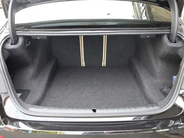 BMW 5 Series view 12
